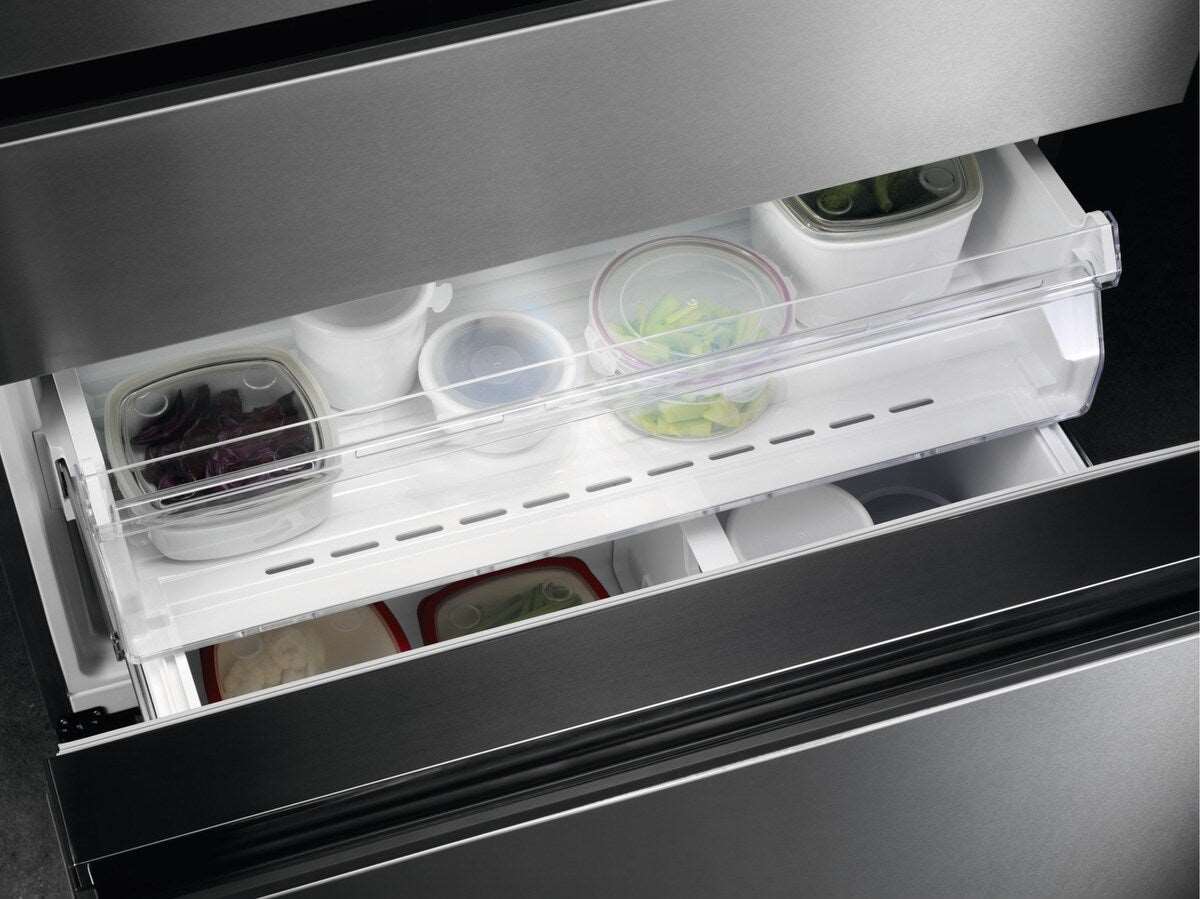 AEG RMB954E9VX Plumbed Stainless Steel American Fridge Freezer - Image 6